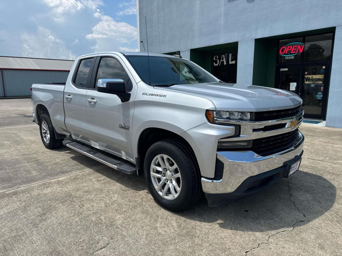 2019 Silver Ice Metallic /Jet Black Chevrolet Silverado 1500 2WD Double Cab 147 LT (1GCRWCED6KZ) , Automatic transmission, located at 6904 Johnston St., Lafayette, LA, 70503, (337) 988-1960, 30.143589, -92.100601 - Photo#2