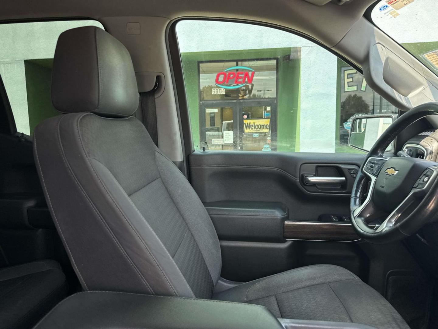 2019 Silver Ice Metallic /Jet Black Chevrolet Silverado 1500 2WD Double Cab 147 LT (1GCRWCED6KZ) , Automatic transmission, located at 6904 Johnston St., Lafayette, LA, 70503, (337) 988-1960, 30.143589, -92.100601 - Photo#15