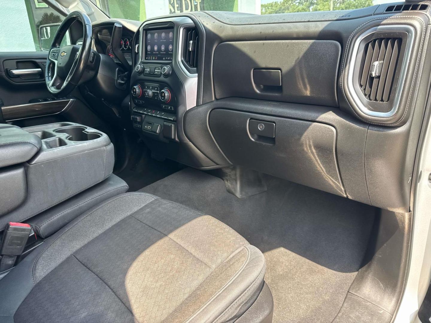 2019 Silver Ice Metallic /Jet Black Chevrolet Silverado 1500 2WD Double Cab 147 LT (1GCRWCED6KZ) , Automatic transmission, located at 6904 Johnston St., Lafayette, LA, 70503, (337) 988-1960, 30.143589, -92.100601 - Photo#17