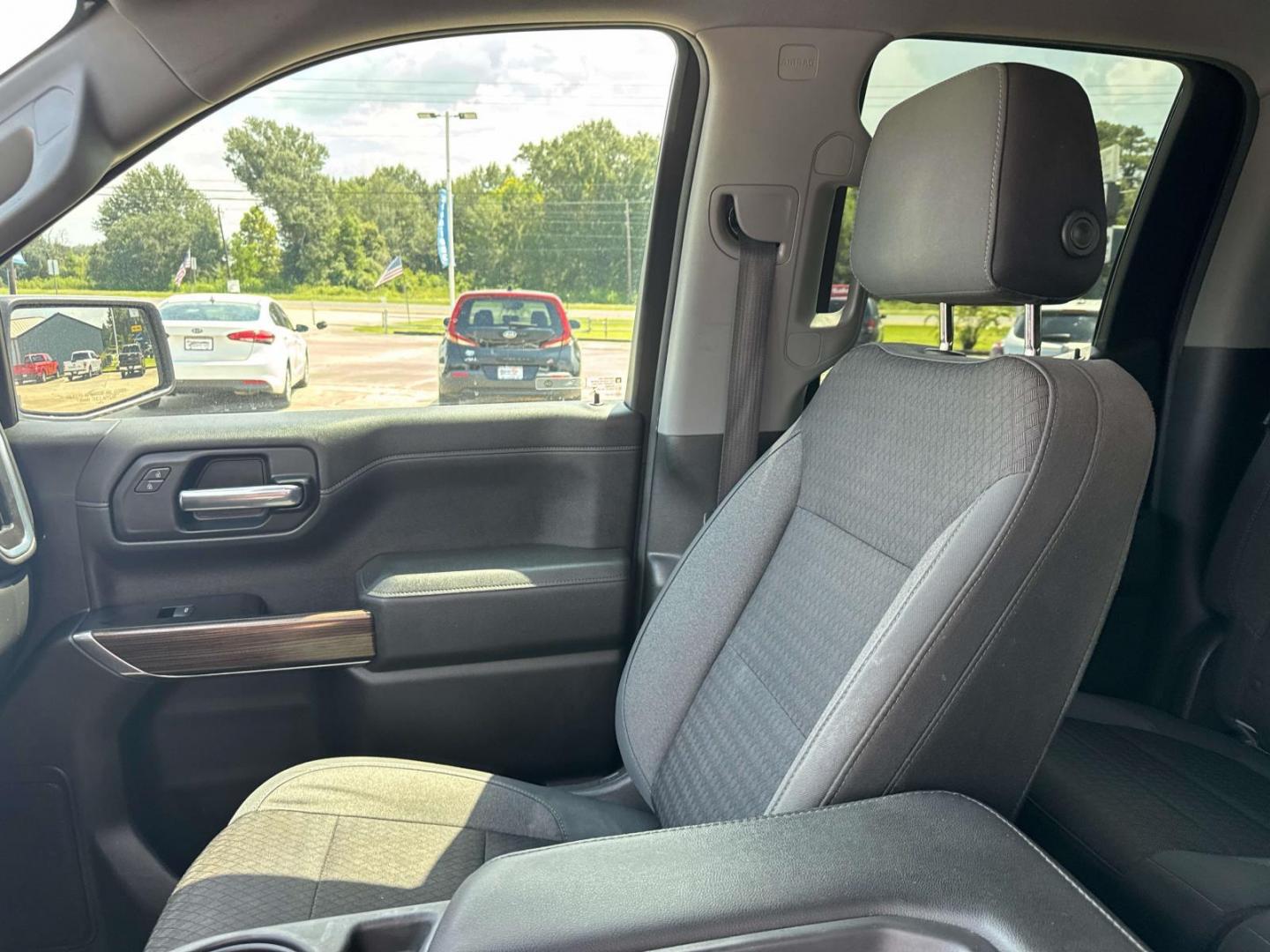 2019 Silver Ice Metallic /Jet Black Chevrolet Silverado 1500 2WD Double Cab 147 LT (1GCRWCED6KZ) , Automatic transmission, located at 6904 Johnston St., Lafayette, LA, 70503, (337) 988-1960, 30.143589, -92.100601 - Photo#20
