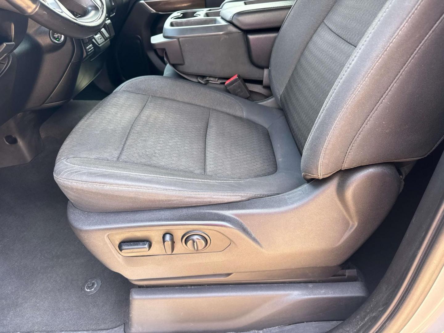 2019 Silver Ice Metallic /Jet Black Chevrolet Silverado 1500 2WD Double Cab 147 LT (1GCRWCED6KZ) , Automatic transmission, located at 6904 Johnston St., Lafayette, LA, 70503, (337) 988-1960, 30.143589, -92.100601 - Photo#21