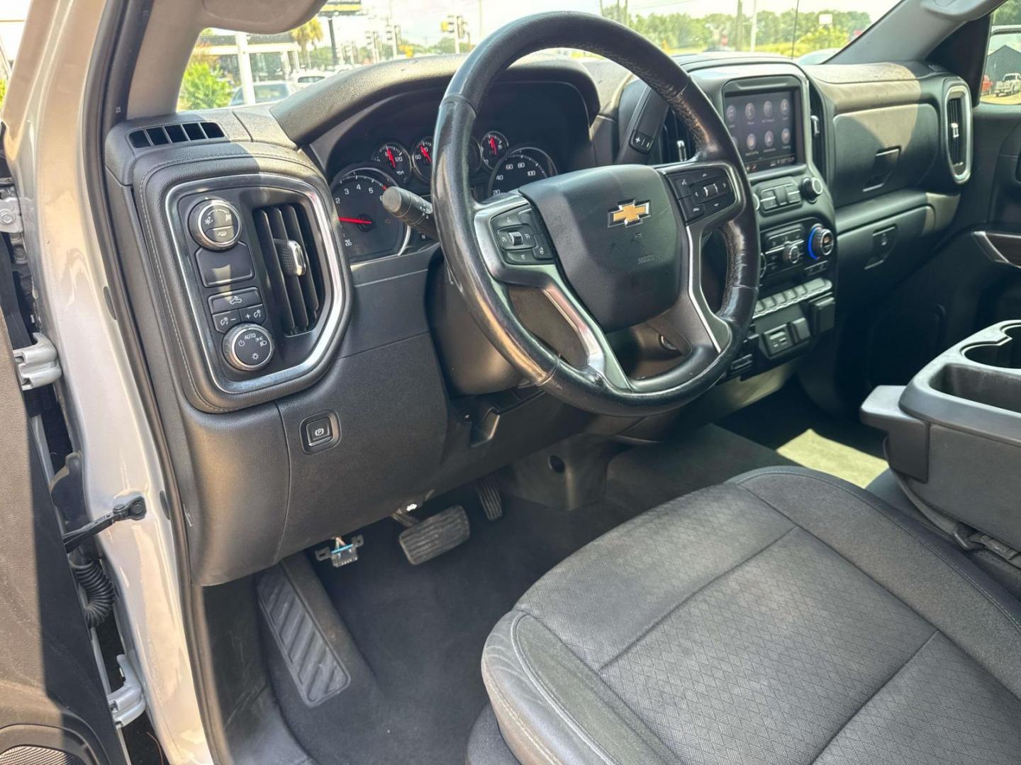 2019 Silver Ice Metallic /Jet Black Chevrolet Silverado 1500 2WD Double Cab 147 LT (1GCRWCED6KZ) , Automatic transmission, located at 6904 Johnston St., Lafayette, LA, 70503, (337) 988-1960, 30.143589, -92.100601 - Photo#22