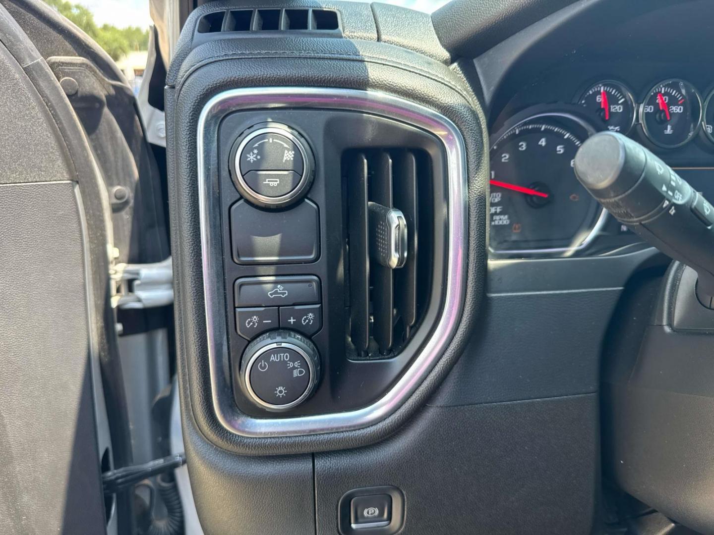 2019 Silver Ice Metallic /Jet Black Chevrolet Silverado 1500 2WD Double Cab 147 LT (1GCRWCED6KZ) , Automatic transmission, located at 6904 Johnston St., Lafayette, LA, 70503, (337) 988-1960, 30.143589, -92.100601 - Photo#25