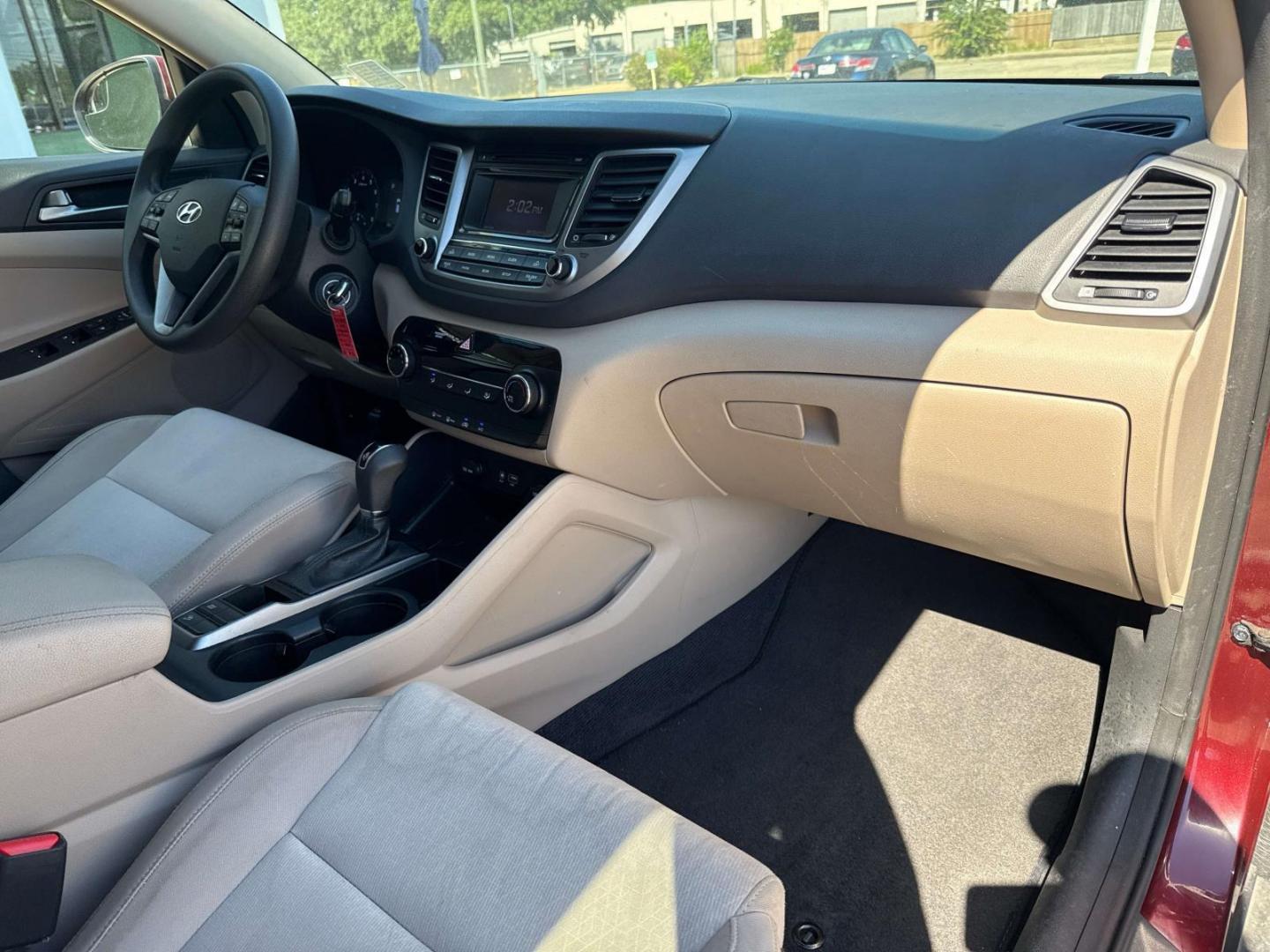 2017 Ruby Wine /Beige Hyundai Tucson SE FWD (KM8J33A44HU) , Automatic transmission, located at 6904 Johnston St., Lafayette, LA, 70503, (337) 988-1960, 30.143589, -92.100601 - Photo#12