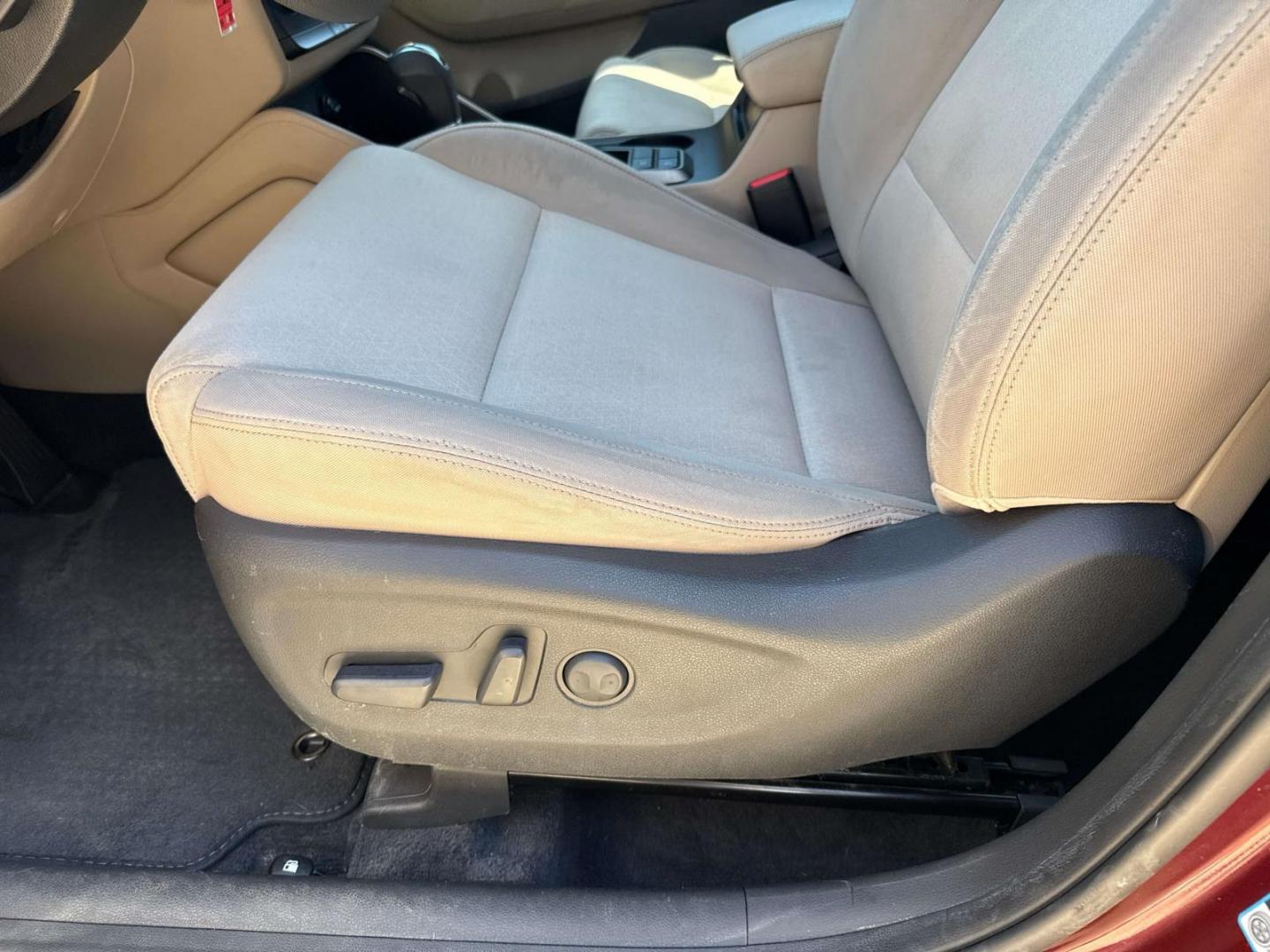 2017 Ruby Wine /Beige Hyundai Tucson SE FWD (KM8J33A44HU) , Automatic transmission, located at 6904 Johnston St., Lafayette, LA, 70503, (337) 988-1960, 30.143589, -92.100601 - Photo#16