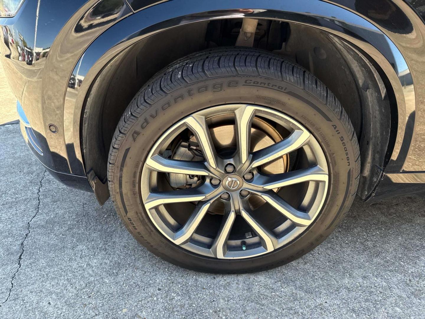 2018 Onyx Black Metallic /Blond Volvo XC90 T6 AWD 7-Passenger Momentum (YV4A22PK9J1) , Automatic transmission, located at 6904 Johnston St., Lafayette, LA, 70503, (337) 988-1960, 30.143589, -92.100601 - Photo#3