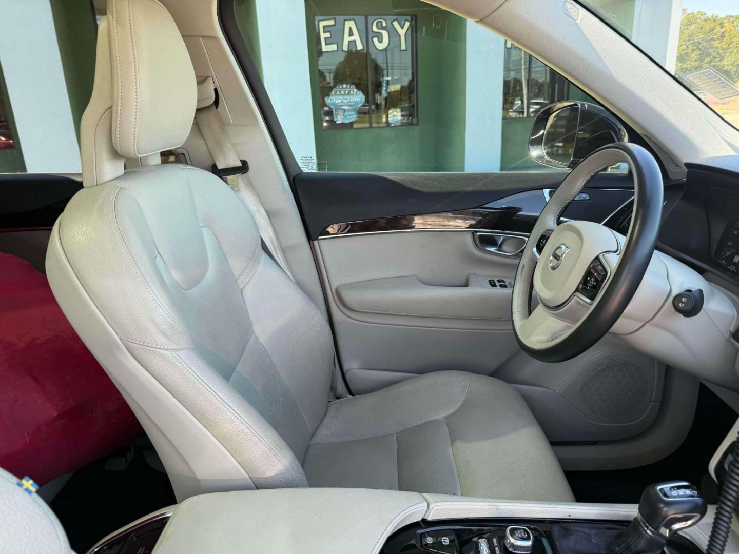 2018 Onyx Black Metallic /Blond Volvo XC90 T6 AWD 7-Passenger Momentum (YV4A22PK9J1) , Automatic transmission, located at 6904 Johnston St., Lafayette, LA, 70503, (337) 988-1960, 30.143589, -92.100601 - Photo#8