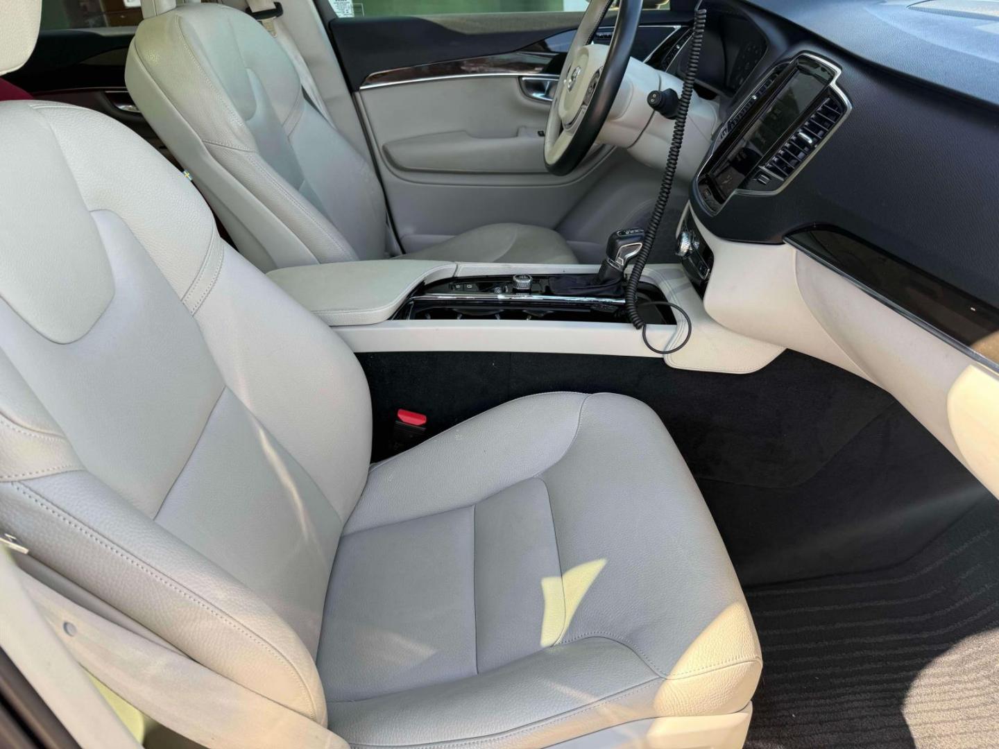 2018 Onyx Black Metallic /Blond Volvo XC90 T6 AWD 7-Passenger Momentum (YV4A22PK9J1) , Automatic transmission, located at 6904 Johnston St., Lafayette, LA, 70503, (337) 988-1960, 30.143589, -92.100601 - Photo#9