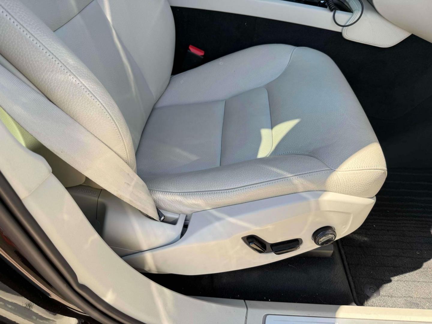 2018 Onyx Black Metallic /Blond Volvo XC90 T6 AWD 7-Passenger Momentum (YV4A22PK9J1) , Automatic transmission, located at 6904 Johnston St., Lafayette, LA, 70503, (337) 988-1960, 30.143589, -92.100601 - Photo#10