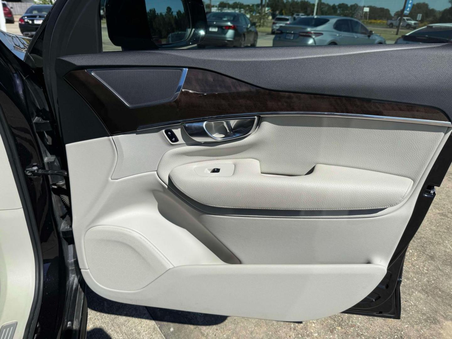 2018 Onyx Black Metallic /Blond Volvo XC90 T6 AWD 7-Passenger Momentum (YV4A22PK9J1) , Automatic transmission, located at 6904 Johnston St., Lafayette, LA, 70503, (337) 988-1960, 30.143589, -92.100601 - Photo#12