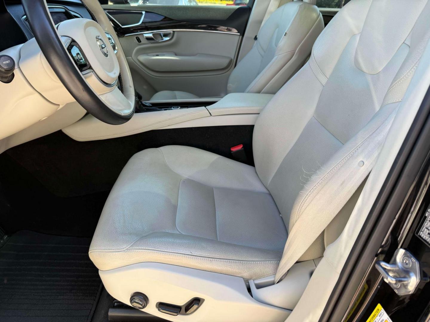 2018 Onyx Black Metallic /Blond Volvo XC90 T6 AWD 7-Passenger Momentum (YV4A22PK9J1) , Automatic transmission, located at 6904 Johnston St., Lafayette, LA, 70503, (337) 988-1960, 30.143589, -92.100601 - Photo#15