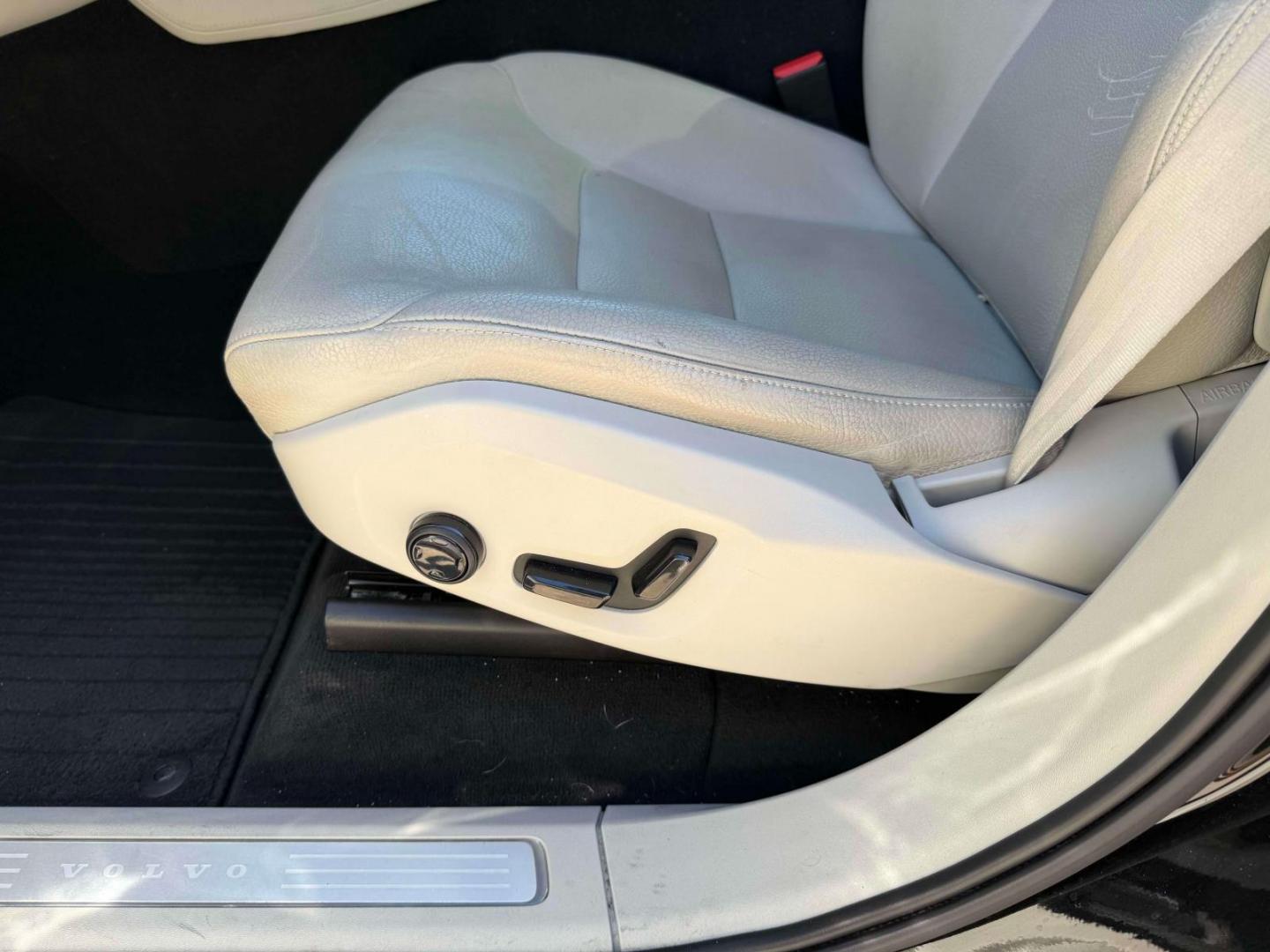 2018 Onyx Black Metallic /Blond Volvo XC90 T6 AWD 7-Passenger Momentum (YV4A22PK9J1) , Automatic transmission, located at 6904 Johnston St., Lafayette, LA, 70503, (337) 988-1960, 30.143589, -92.100601 - Photo#16