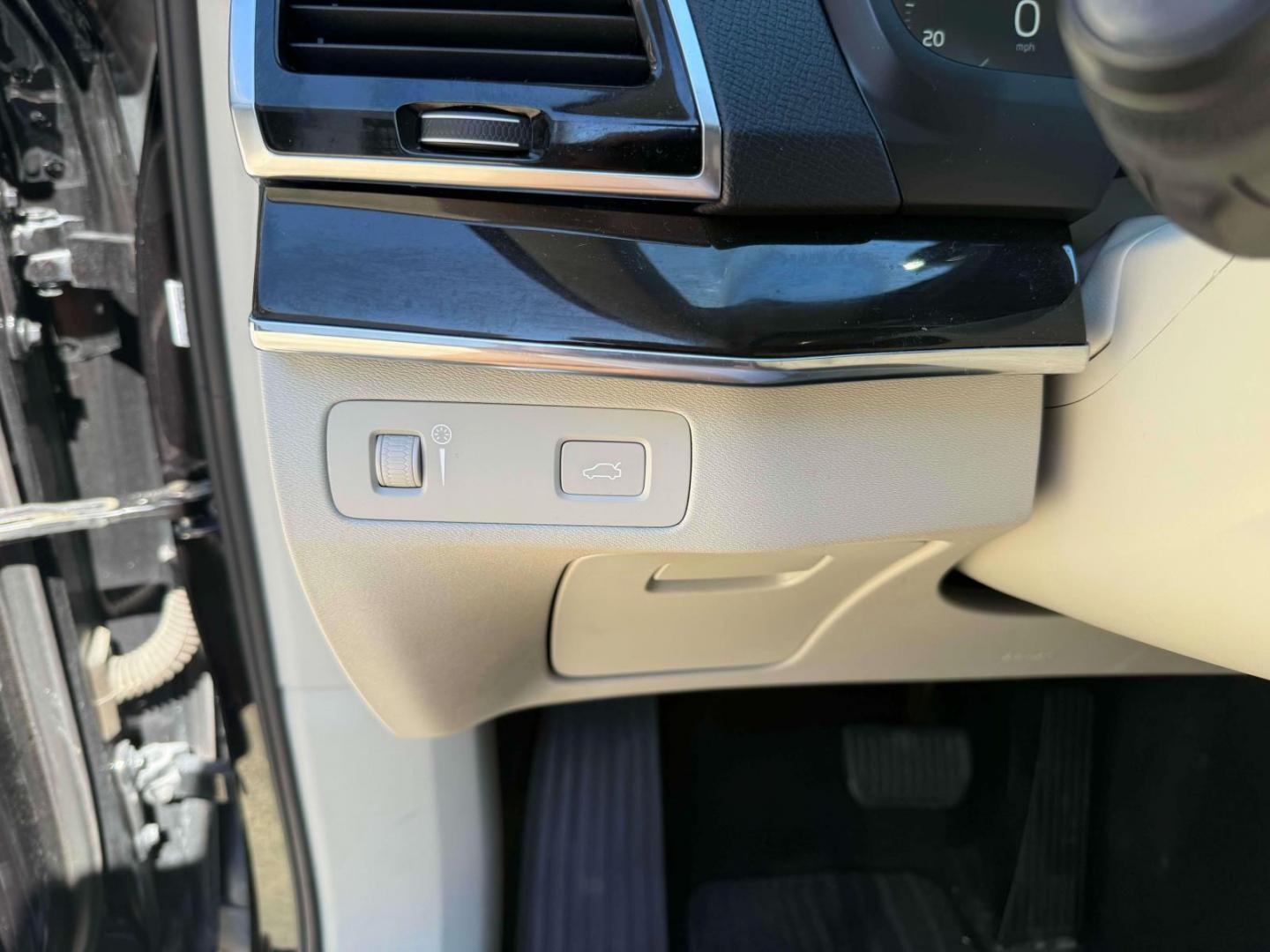2018 Onyx Black Metallic /Blond Volvo XC90 T6 AWD 7-Passenger Momentum (YV4A22PK9J1) , Automatic transmission, located at 6904 Johnston St., Lafayette, LA, 70503, (337) 988-1960, 30.143589, -92.100601 - Photo#20