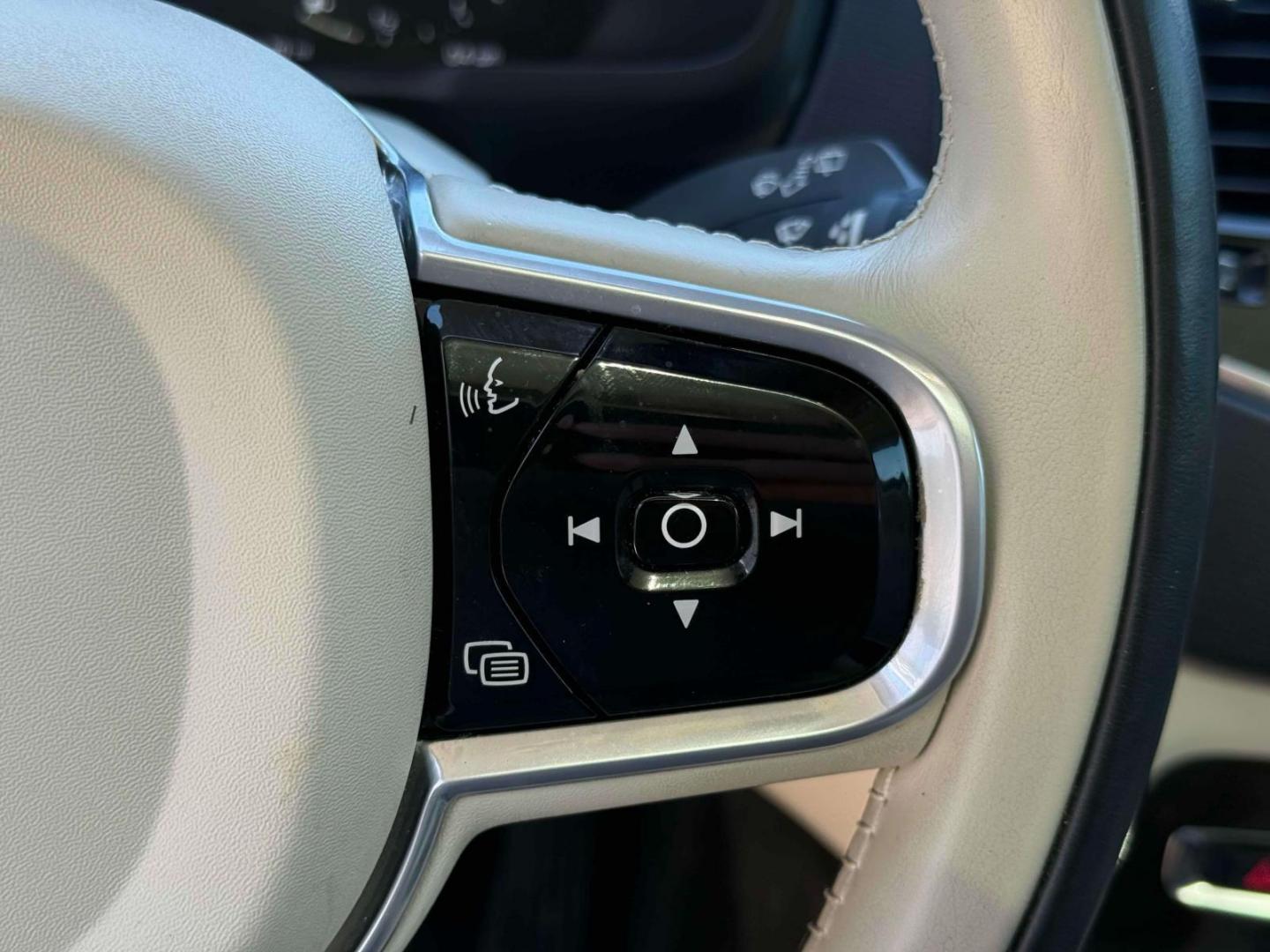 2018 Onyx Black Metallic /Blond Volvo XC90 T6 AWD 7-Passenger Momentum (YV4A22PK9J1) , Automatic transmission, located at 6904 Johnston St., Lafayette, LA, 70503, (337) 988-1960, 30.143589, -92.100601 - Photo#23