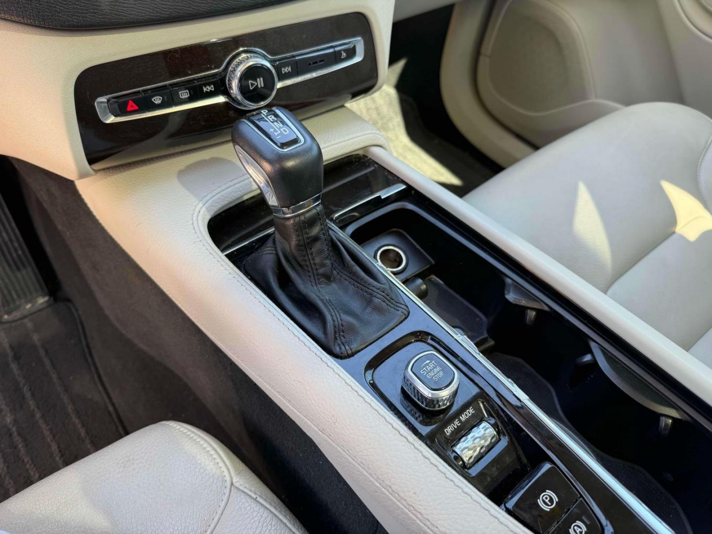 2018 Onyx Black Metallic /Blond Volvo XC90 T6 AWD 7-Passenger Momentum (YV4A22PK9J1) , Automatic transmission, located at 6904 Johnston St., Lafayette, LA, 70503, (337) 988-1960, 30.143589, -92.100601 - Photo#26