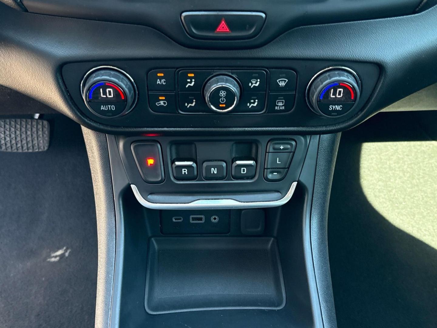2019 Quicksilver Metallic /Jet Black GMC Terrain FWD 4dr SLE (3GKALMEV8KL) , Automatic transmission, located at 6904 Johnston St., Lafayette, LA, 70503, (337) 988-1960, 30.143589, -92.100601 - Photo#26