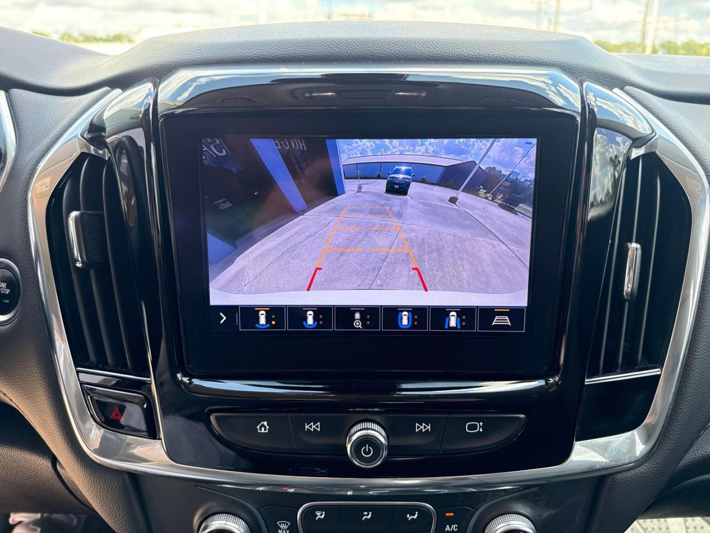 2020 Summit White /Jet Black Chevrolet Traverse FWD 4dr RS (1GNERJKWXLJ) , Automatic transmission, located at 6904 Johnston St., Lafayette, LA, 70503, (337) 988-1960, 30.143589, -92.100601 - Photo#25