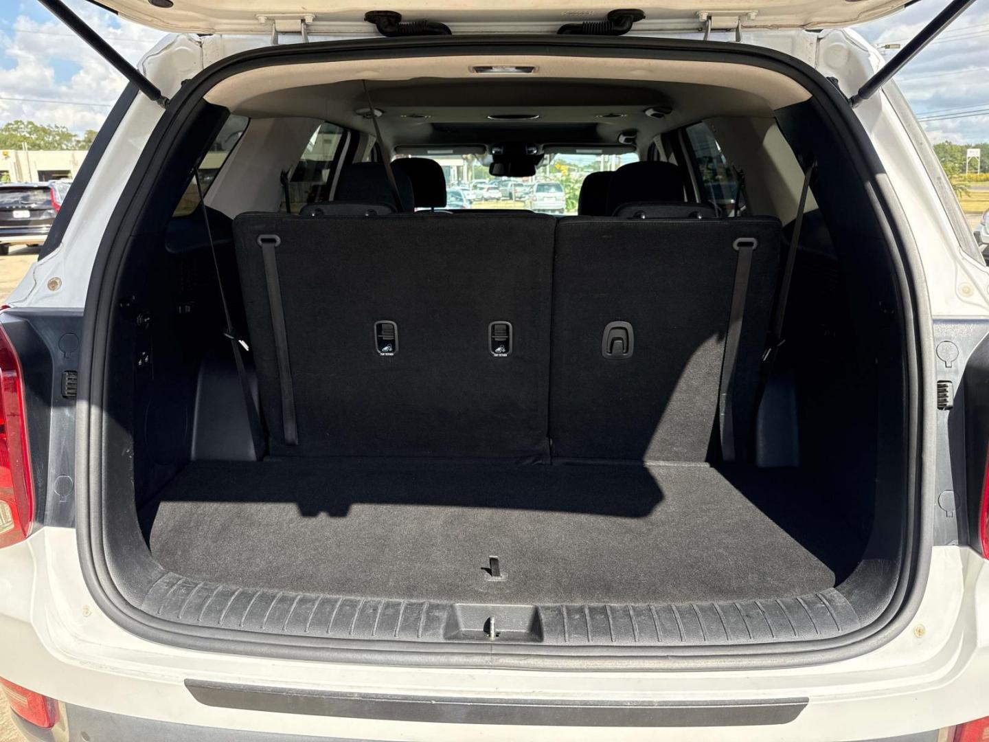 2020 Cream White /Black Hyundai Palisade SEL FWD (KM8R24HE4LU) , Automatic transmission, located at 6904 Johnston St., Lafayette, LA, 70503, (337) 988-1960, 30.143589, -92.100601 - Photo#6