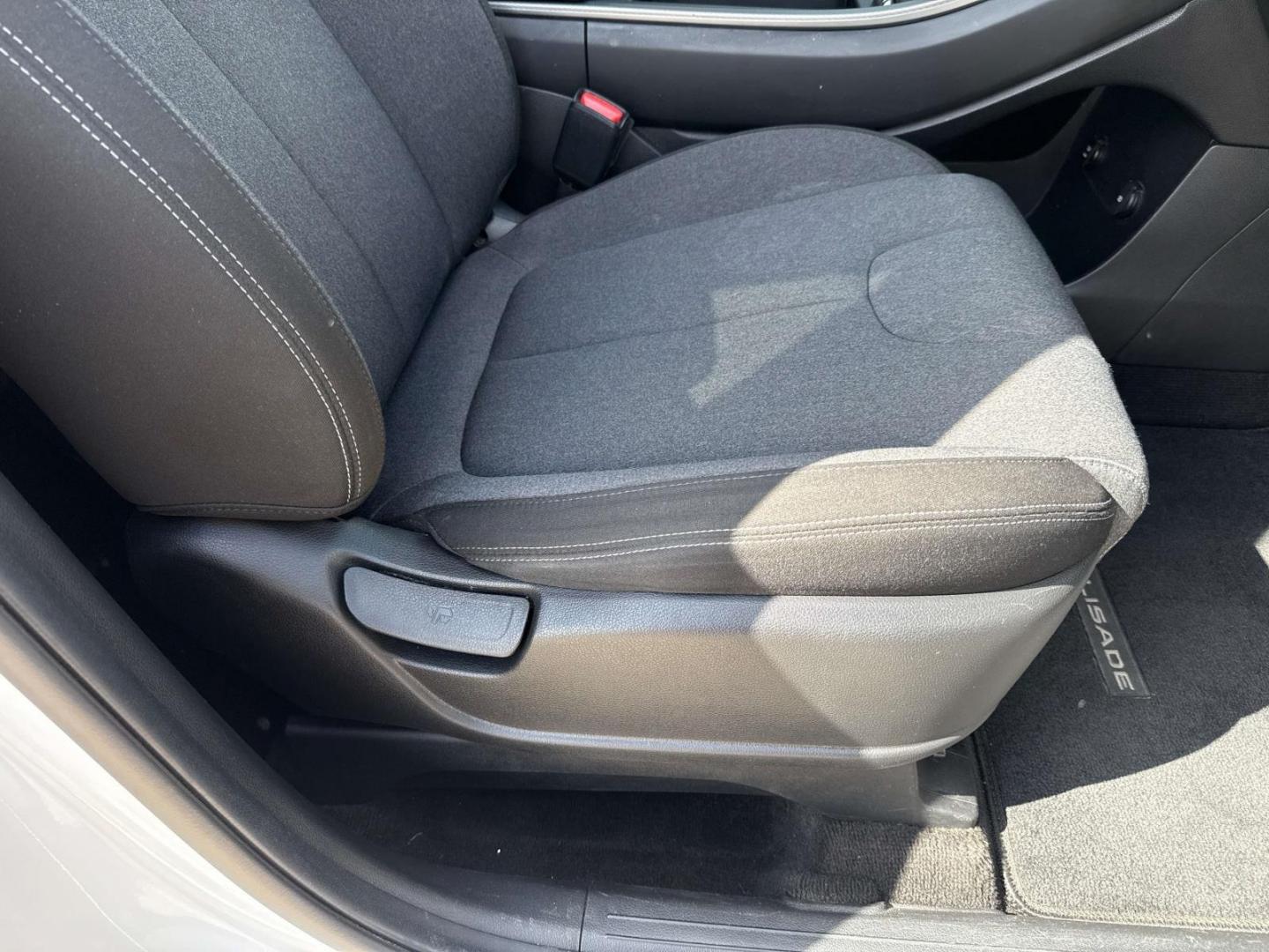 2020 Cream White /Black Hyundai Palisade SEL FWD (KM8R24HE4LU) , Automatic transmission, located at 6904 Johnston St., Lafayette, LA, 70503, (337) 988-1960, 30.143589, -92.100601 - Photo#9