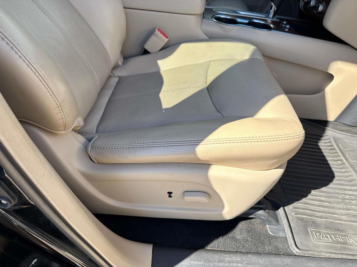 2019 Pearl White Tricoat /Almond Nissan Pathfinder FWD Platinum (5N1DR2MN8KC) , Automatic transmission, located at 6904 Johnston St., Lafayette, LA, 70503, (337) 988-1960, 30.143589, -92.100601 - Photo#10