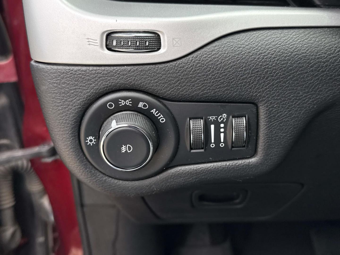 2018 Velvet Red Pearlcoat /Black Jeep Cherokee Latitude Tech Connect FWD (1C4PJLCB8JD) , Automatic transmission, located at 6904 Johnston St., Lafayette, LA, 70503, (337) 988-1960, 30.143589, -92.100601 - Photo#23