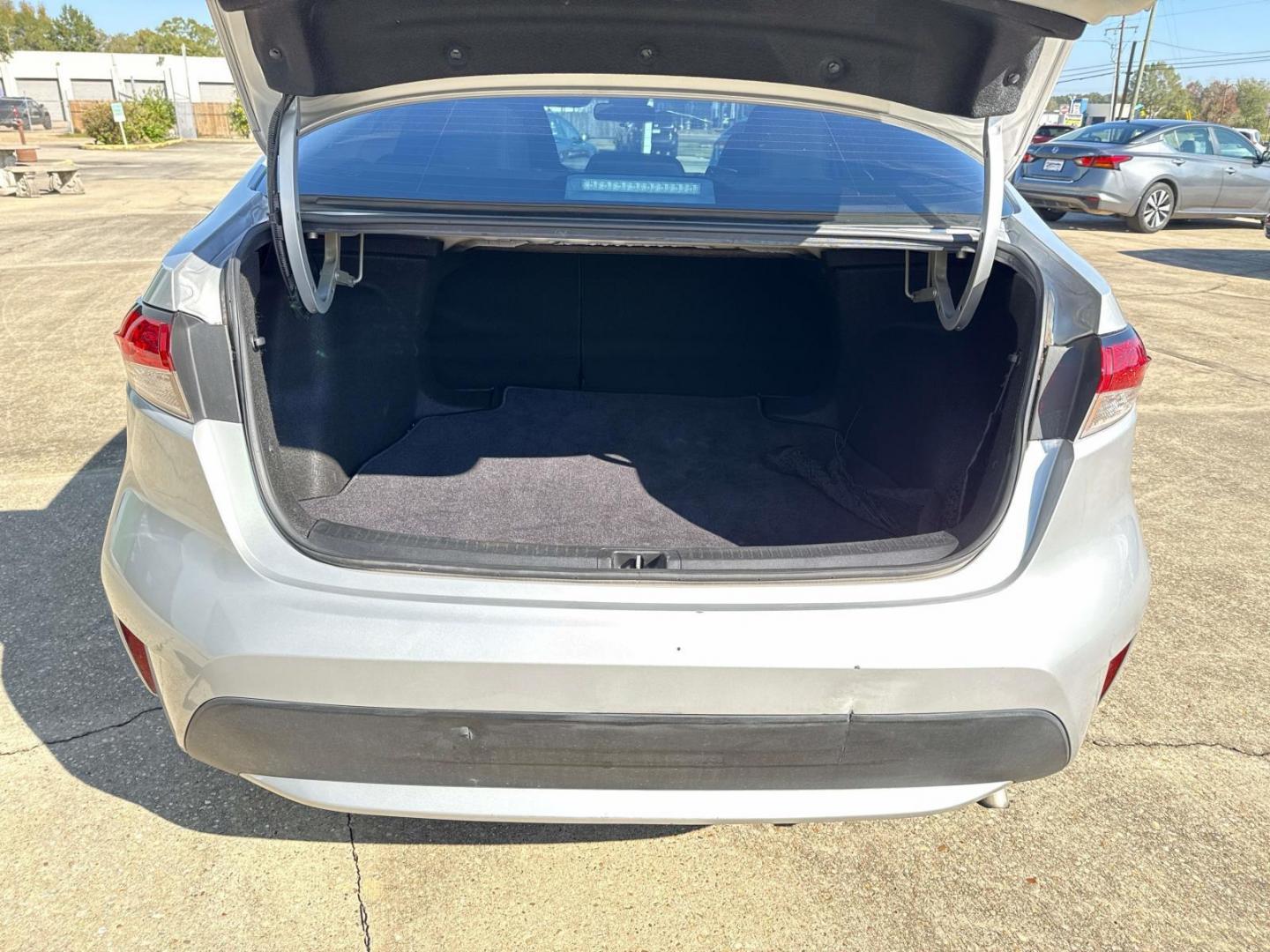 2022 Classic Silver Metallic /Black Toyota Corolla LE CVT (Natl) (5YFEPMAE4NP) , Automatic transmission, located at 6904 Johnston St., Lafayette, LA, 70503, (337) 988-1960, 30.143589, -92.100601 - Photo#7