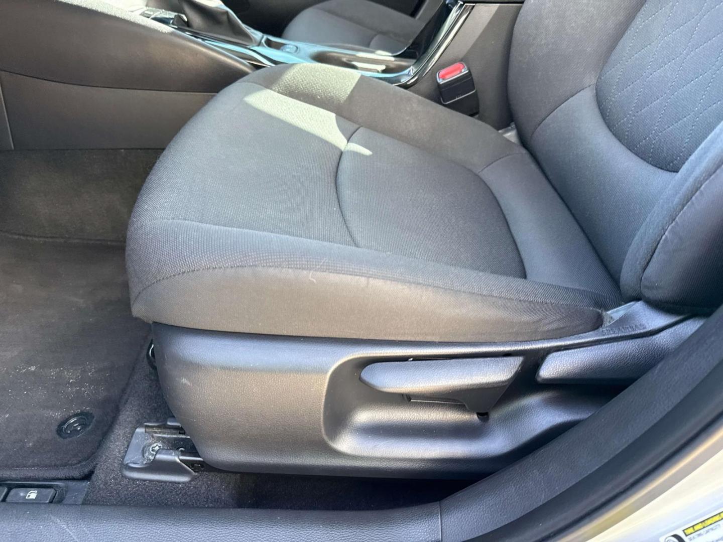 2022 Classic Silver Metallic /Black Toyota Corolla LE CVT (Natl) (5YFEPMAE4NP) , Automatic transmission, located at 6904 Johnston St., Lafayette, LA, 70503, (337) 988-1960, 30.143589, -92.100601 - Photo#16