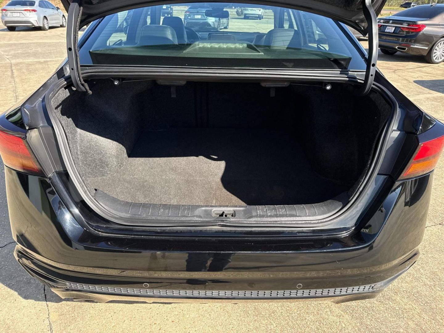 2019 Super Black /Charcoal Nissan Altima 2.5 SL Sedan (1N4BL4EV5KC) , Automatic transmission, located at 6904 Johnston St., Lafayette, LA, 70503, (337) 988-1960, 30.143589, -92.100601 - Photo#7