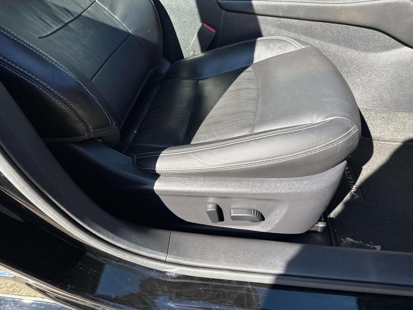 2019 Super Black /Charcoal Nissan Altima 2.5 SL Sedan (1N4BL4EV5KC) , Automatic transmission, located at 6904 Johnston St., Lafayette, LA, 70503, (337) 988-1960, 30.143589, -92.100601 - Photo#10