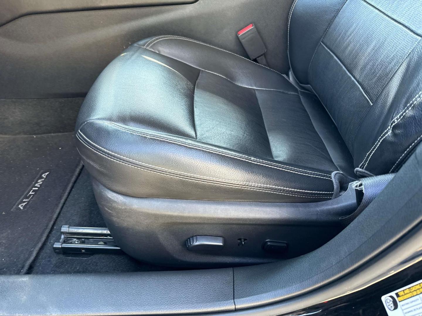 2019 Super Black /Charcoal Nissan Altima 2.5 SL Sedan (1N4BL4EV5KC) , Automatic transmission, located at 6904 Johnston St., Lafayette, LA, 70503, (337) 988-1960, 30.143589, -92.100601 - Photo#16