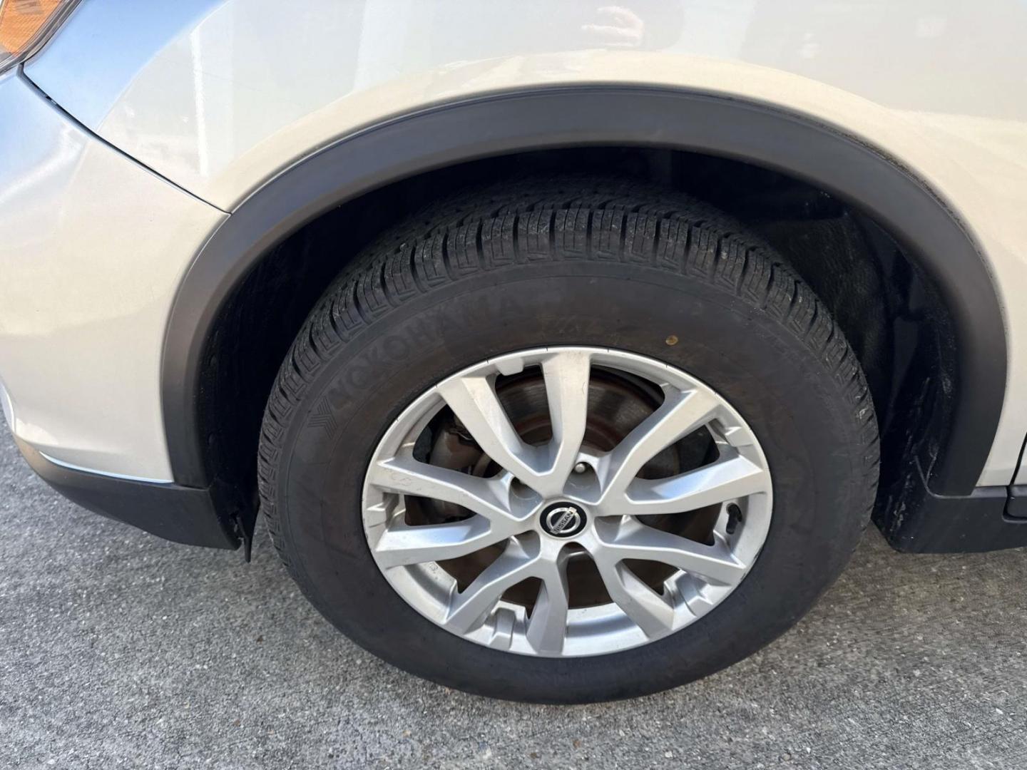 2018 Brilliant Silver /Charcoal Nissan Rogue FWD SV (KNMAT2MT1JP) , Automatic transmission, located at 6904 Johnston St., Lafayette, LA, 70503, (337) 988-1960, 30.143589, -92.100601 - Photo#3
