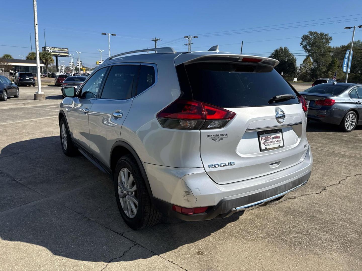2018 Brilliant Silver /Charcoal Nissan Rogue FWD SV (KNMAT2MT1JP) , Automatic transmission, located at 6904 Johnston St., Lafayette, LA, 70503, (337) 988-1960, 30.143589, -92.100601 - Photo#4