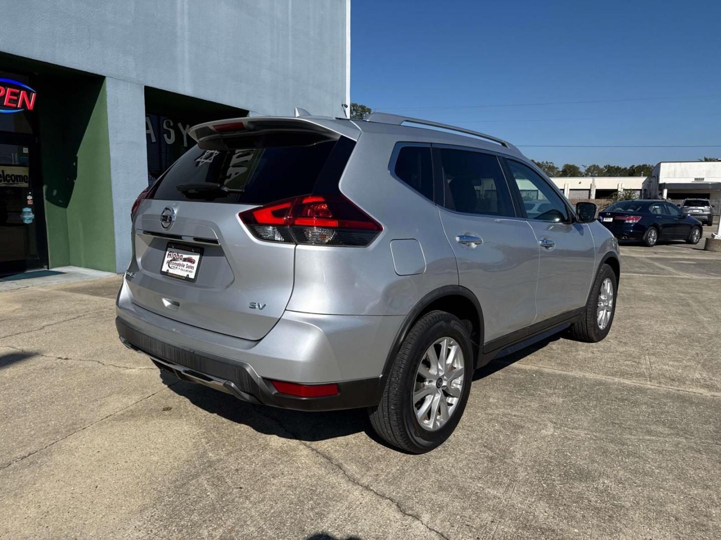 2018 Brilliant Silver /Charcoal Nissan Rogue FWD SV (KNMAT2MT1JP) , Automatic transmission, located at 6904 Johnston St., Lafayette, LA, 70503, (337) 988-1960, 30.143589, -92.100601 - Photo#6