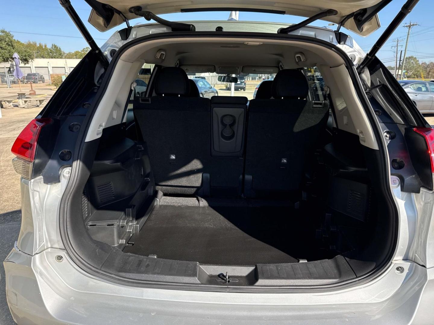 2018 Brilliant Silver /Charcoal Nissan Rogue FWD SV (KNMAT2MT1JP) , Automatic transmission, located at 6904 Johnston St., Lafayette, LA, 70503, (337) 988-1960, 30.143589, -92.100601 - Photo#7