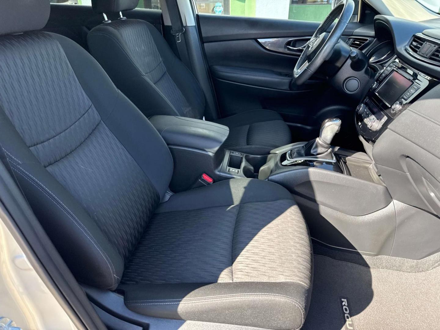 2018 Brilliant Silver /Charcoal Nissan Rogue FWD SV (KNMAT2MT1JP) , Automatic transmission, located at 6904 Johnston St., Lafayette, LA, 70503, (337) 988-1960, 30.143589, -92.100601 - Photo#9