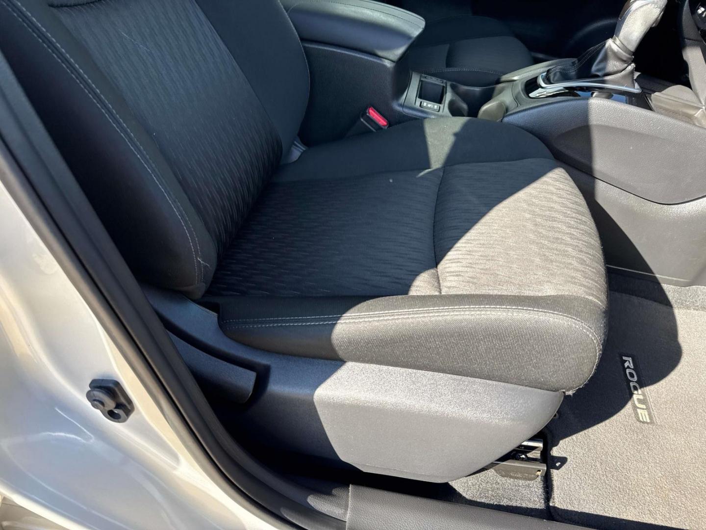 2018 Brilliant Silver /Charcoal Nissan Rogue FWD SV (KNMAT2MT1JP) , Automatic transmission, located at 6904 Johnston St., Lafayette, LA, 70503, (337) 988-1960, 30.143589, -92.100601 - Photo#10