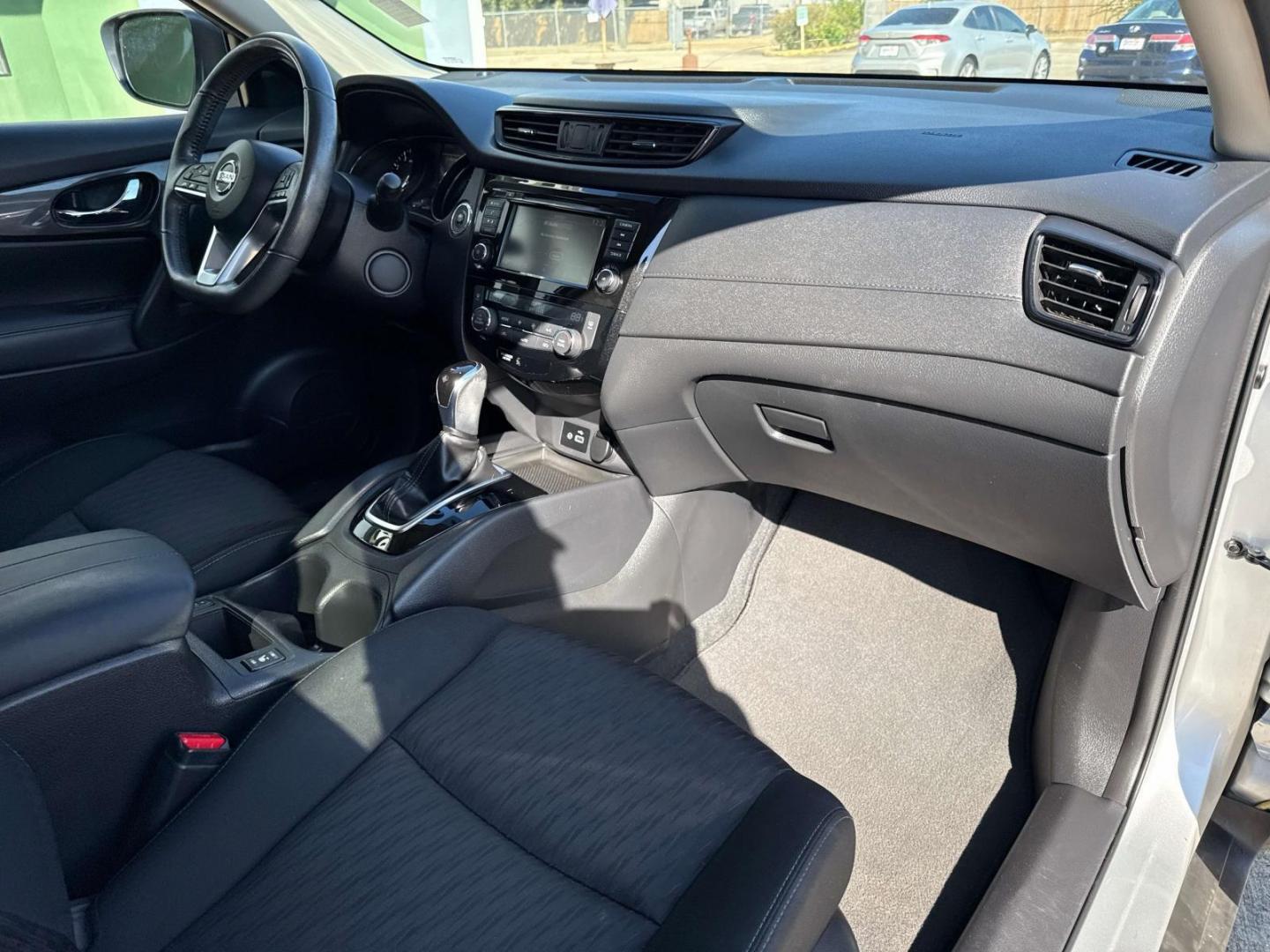 2018 Brilliant Silver /Charcoal Nissan Rogue FWD SV (KNMAT2MT1JP) , Automatic transmission, located at 6904 Johnston St., Lafayette, LA, 70503, (337) 988-1960, 30.143589, -92.100601 - Photo#11