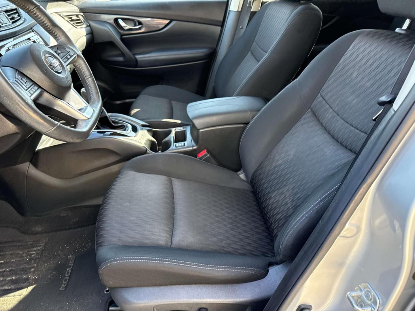 2018 Brilliant Silver /Charcoal Nissan Rogue FWD SV (KNMAT2MT1JP) , Automatic transmission, located at 6904 Johnston St., Lafayette, LA, 70503, (337) 988-1960, 30.143589, -92.100601 - Photo#15