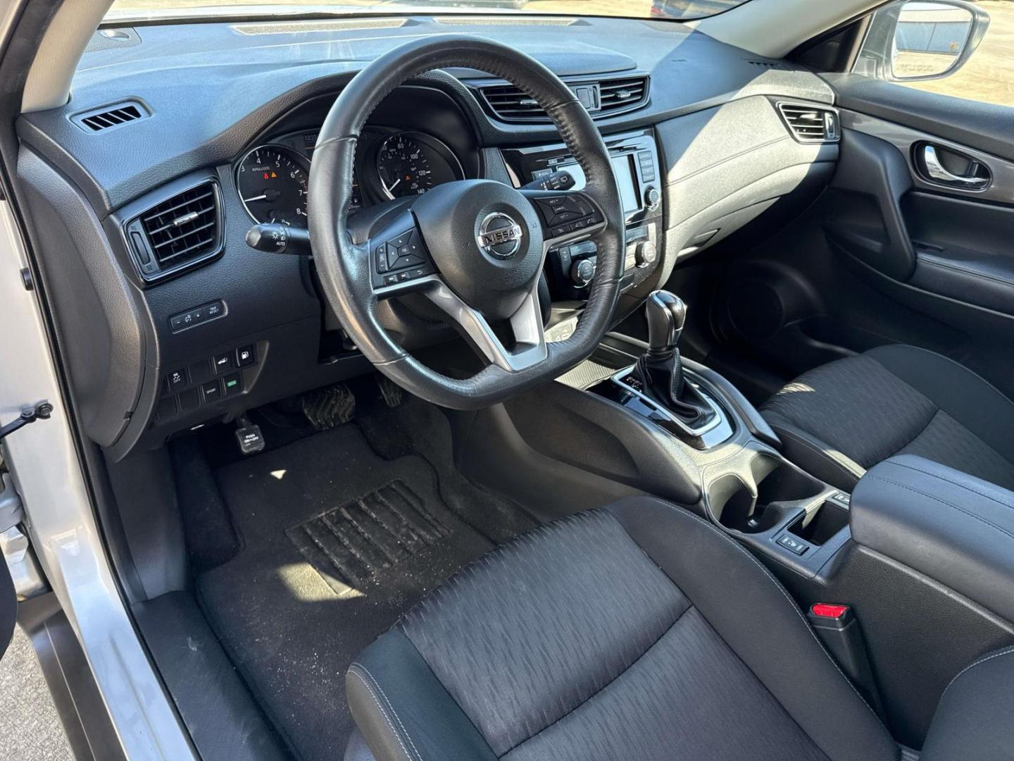 2018 Brilliant Silver /Charcoal Nissan Rogue FWD SV (KNMAT2MT1JP) , Automatic transmission, located at 6904 Johnston St., Lafayette, LA, 70503, (337) 988-1960, 30.143589, -92.100601 - Photo#18