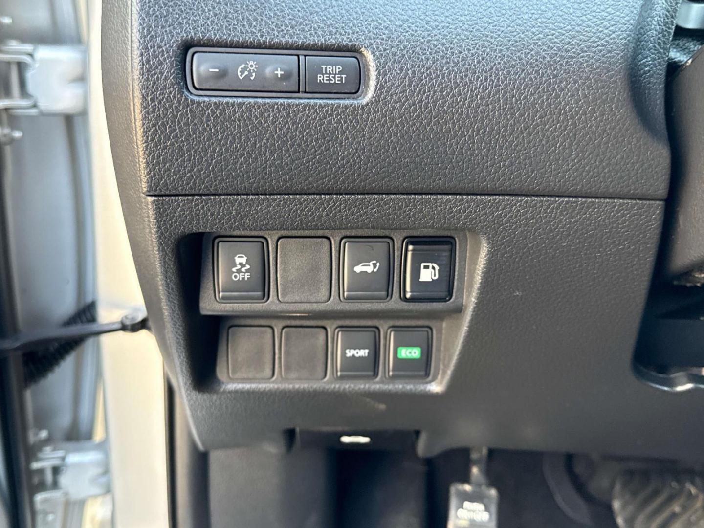 2018 Brilliant Silver /Charcoal Nissan Rogue FWD SV (KNMAT2MT1JP) , Automatic transmission, located at 6904 Johnston St., Lafayette, LA, 70503, (337) 988-1960, 30.143589, -92.100601 - Photo#23