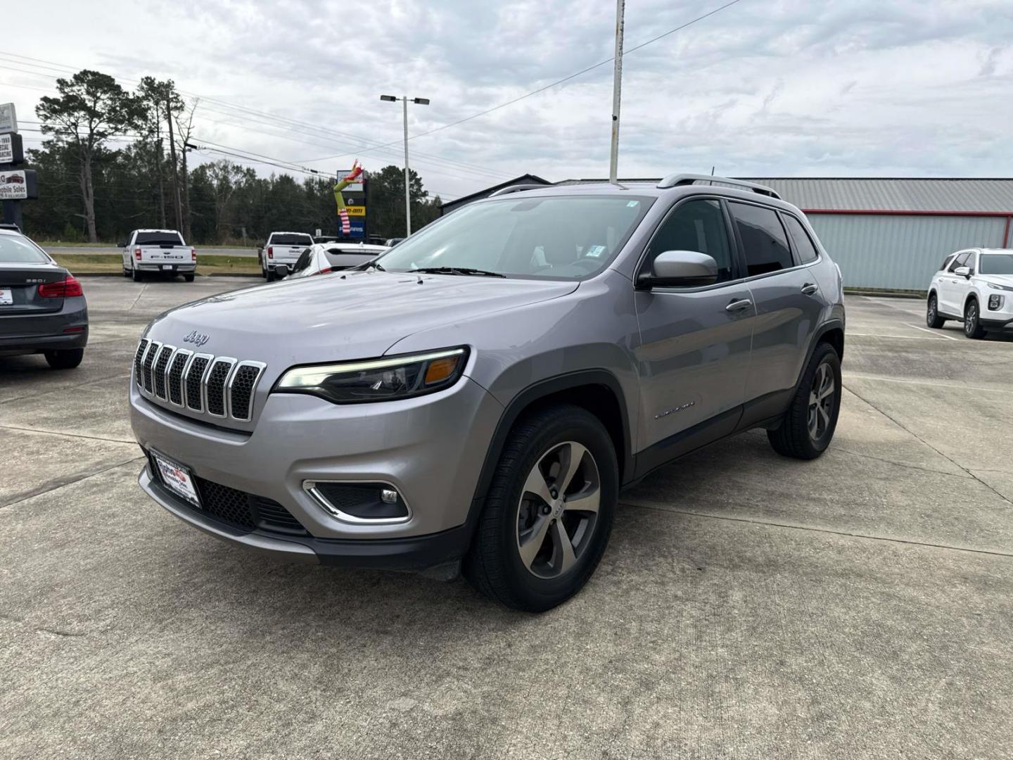 2020 Billet Silver Metallic Clearcoat /Black Jeep Cherokee Limited 4x4 (1C4PJMDXXLD) , Automatic transmission, located at 6904 Johnston St., Lafayette, LA, 70503, (337) 988-1960, 30.143589, -92.100601 - Photo#2