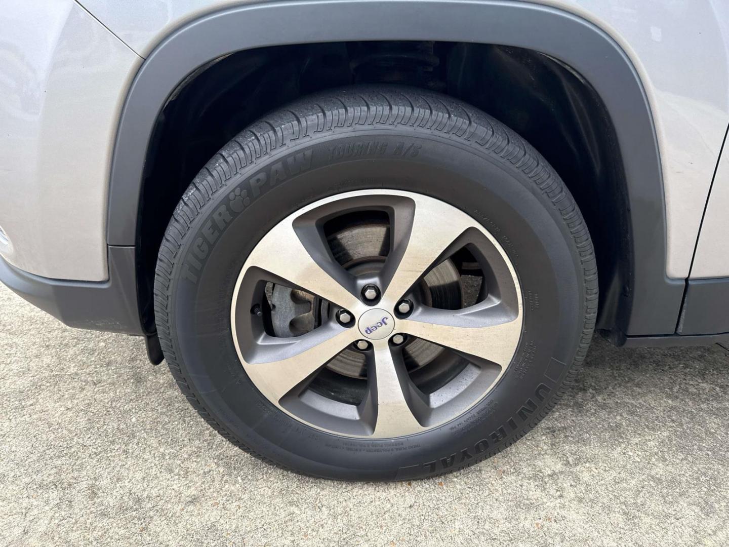 2020 Billet Silver Metallic Clearcoat /Black Jeep Cherokee Limited 4x4 (1C4PJMDXXLD) , Automatic transmission, located at 6904 Johnston St., Lafayette, LA, 70503, (337) 988-1960, 30.143589, -92.100601 - Photo#3