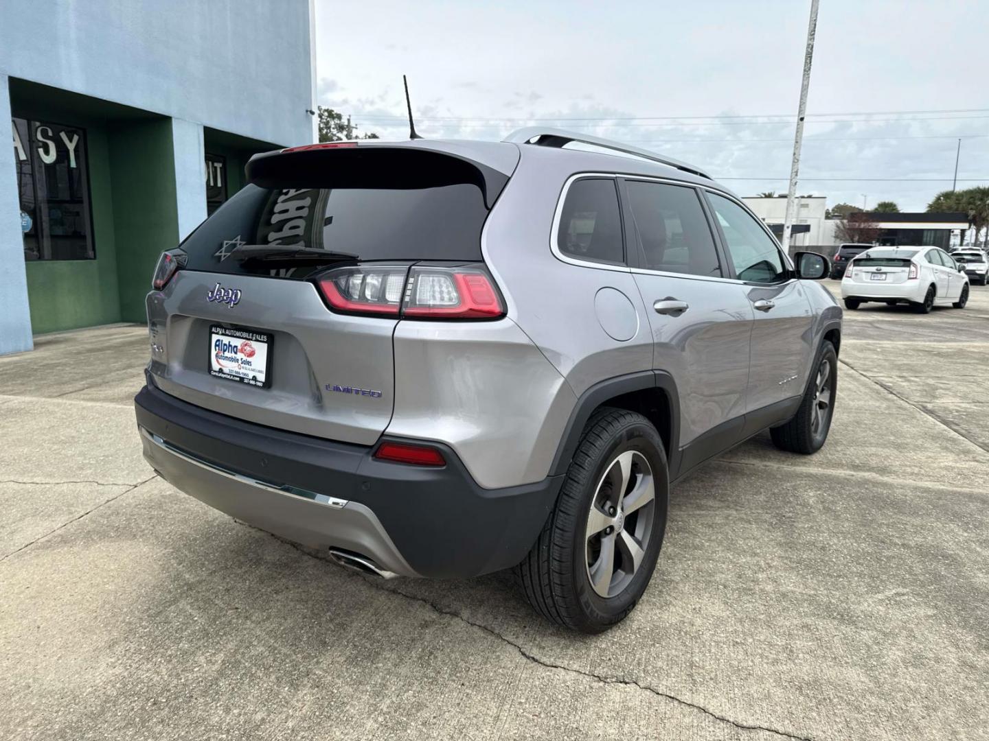 2020 Billet Silver Metallic Clearcoat /Black Jeep Cherokee Limited 4x4 (1C4PJMDXXLD) , Automatic transmission, located at 6904 Johnston St., Lafayette, LA, 70503, (337) 988-1960, 30.143589, -92.100601 - Photo#6