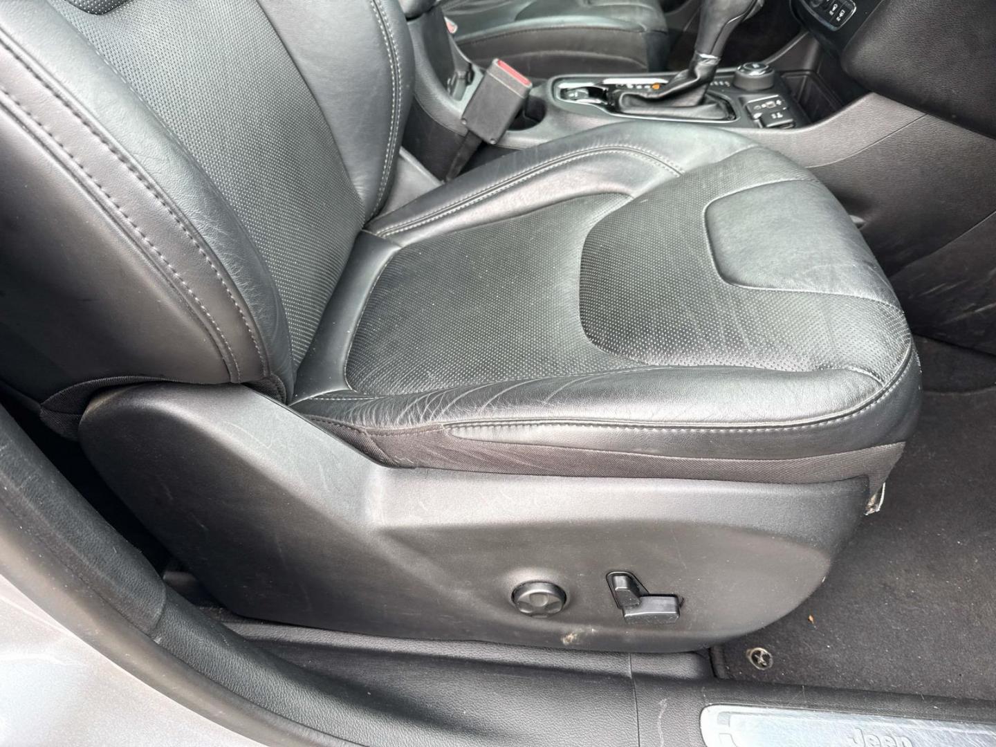 2020 Billet Silver Metallic Clearcoat /Black Jeep Cherokee Limited 4x4 (1C4PJMDXXLD) , Automatic transmission, located at 6904 Johnston St., Lafayette, LA, 70503, (337) 988-1960, 30.143589, -92.100601 - Photo#11