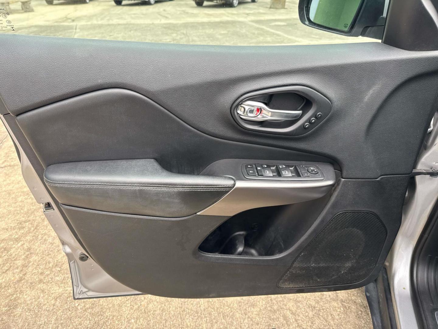 2020 Billet Silver Metallic Clearcoat /Black Jeep Cherokee Limited 4x4 (1C4PJMDXXLD) , Automatic transmission, located at 6904 Johnston St., Lafayette, LA, 70503, (337) 988-1960, 30.143589, -92.100601 - Photo#17