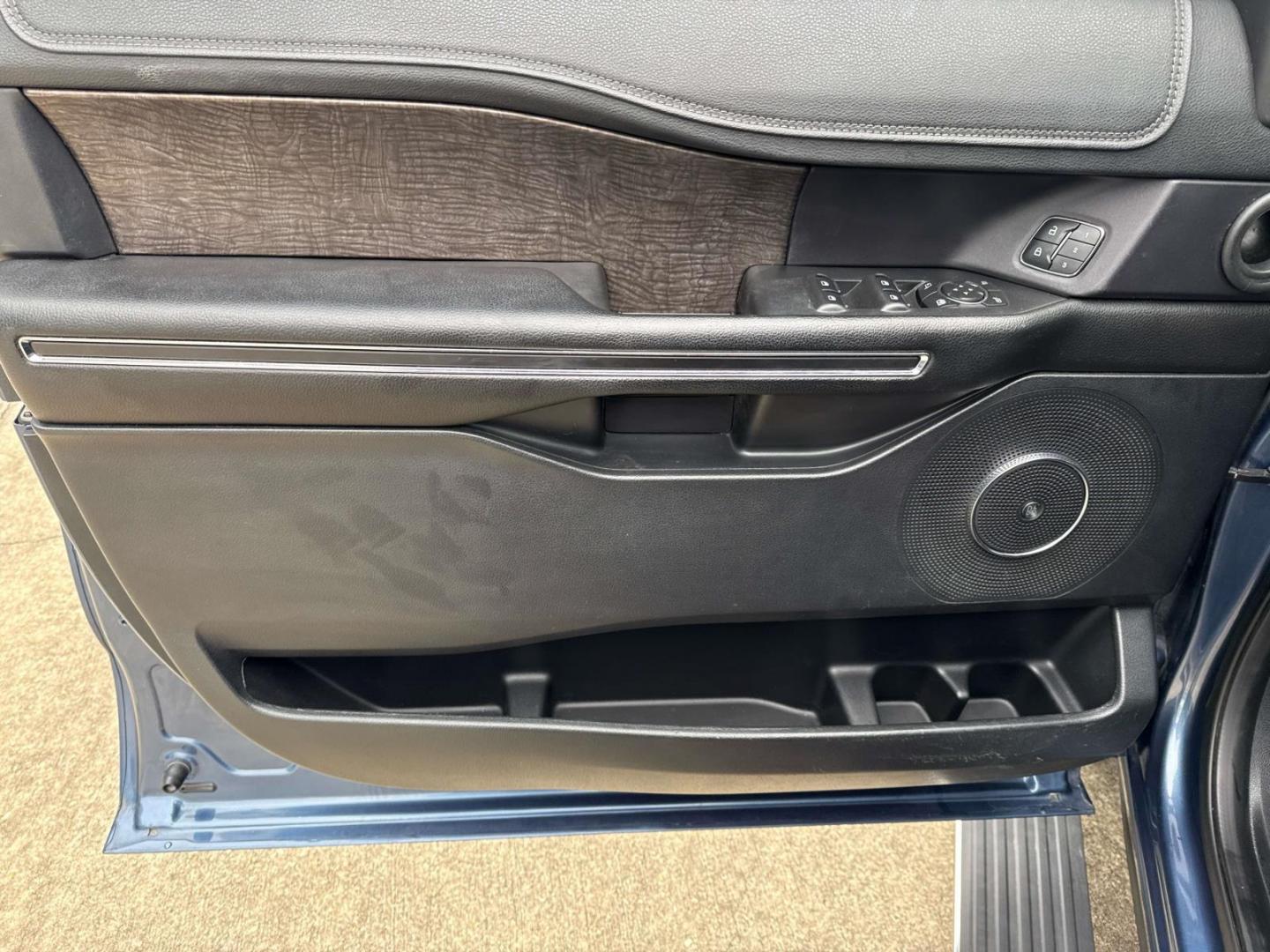 2018 Blue Metallic /Ebony Ford Expedition Limited 4x2 (1FMJU1KT4JE) , Automatic transmission, located at 6904 Johnston St., Lafayette, LA, 70503, (337) 988-1960, 30.143589, -92.100601 - Photo#17