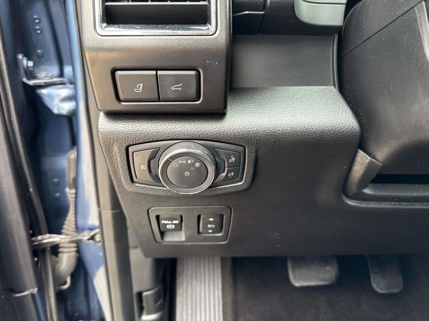 2018 Blue Metallic /Ebony Ford Expedition Limited 4x2 (1FMJU1KT4JE) , Automatic transmission, located at 6904 Johnston St., Lafayette, LA, 70503, (337) 988-1960, 30.143589, -92.100601 - Photo#24