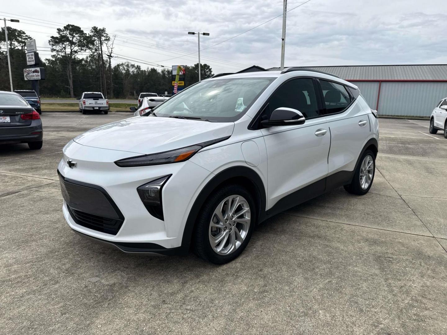 2022 Summit White /Jet Black Chevrolet Bolt EUV FWD 4dr LT (1G1FY6S09N4) , Automatic transmission, located at 6904 Johnston St., Lafayette, LA, 70503, (337) 988-1960, 30.143589, -92.100601 - Photo#2