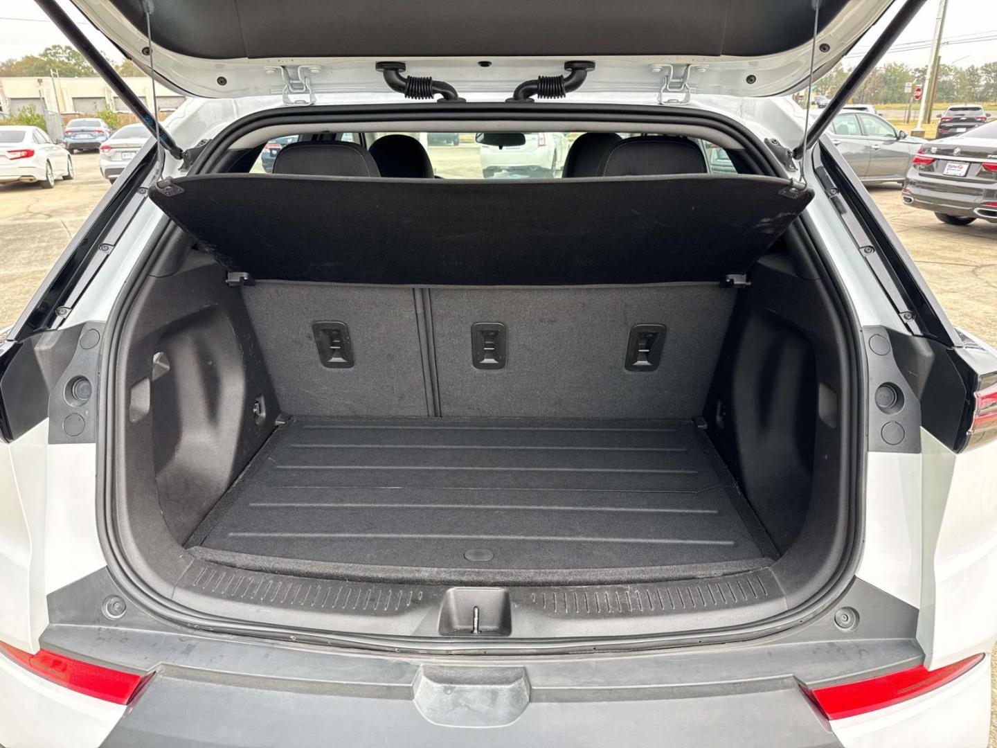 2022 Summit White /Jet Black Chevrolet Bolt EUV FWD 4dr LT (1G1FY6S09N4) , Automatic transmission, located at 6904 Johnston St., Lafayette, LA, 70503, (337) 988-1960, 30.143589, -92.100601 - Photo#7