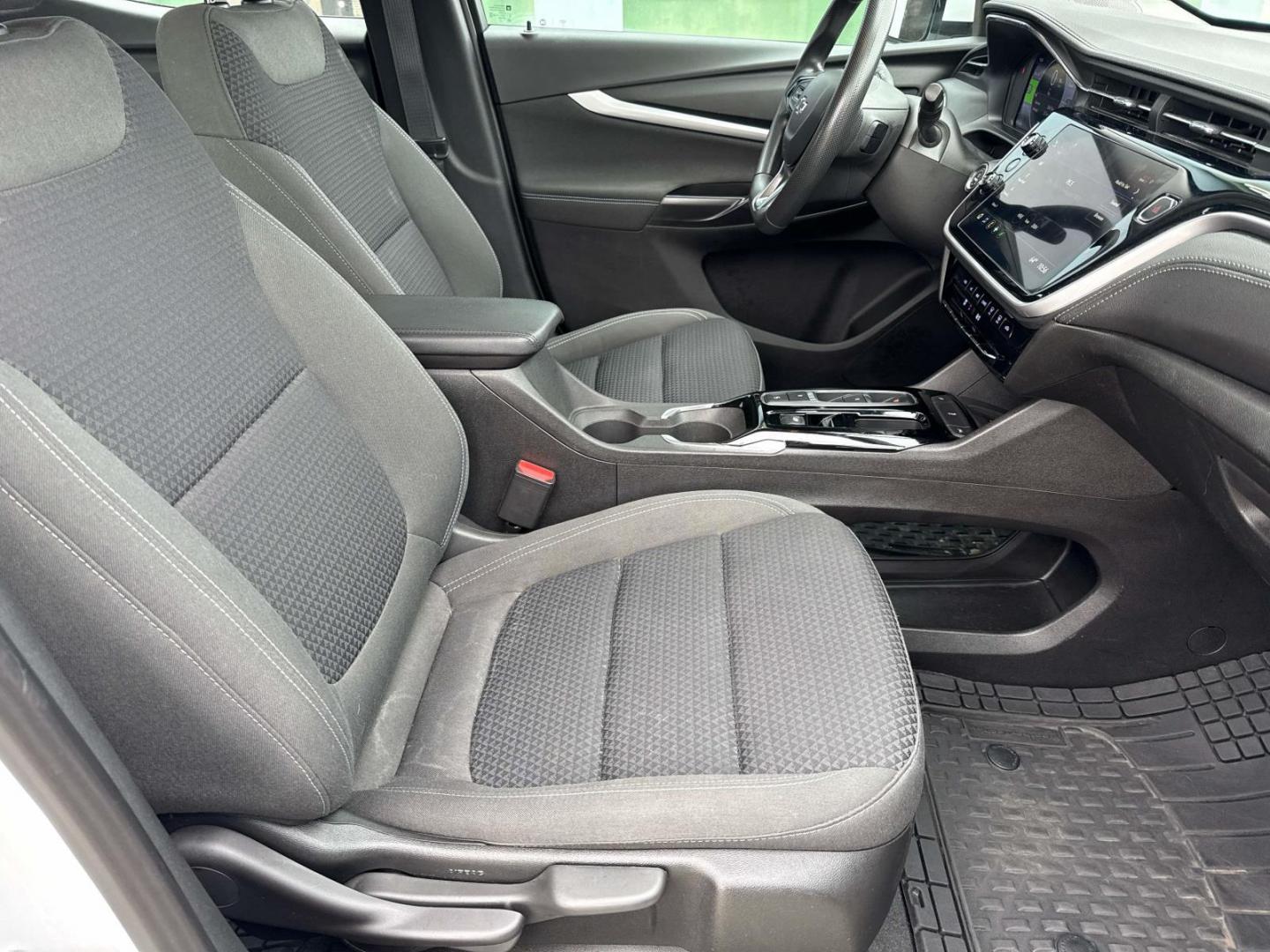 2022 Summit White /Jet Black Chevrolet Bolt EUV FWD 4dr LT (1G1FY6S09N4) , Automatic transmission, located at 6904 Johnston St., Lafayette, LA, 70503, (337) 988-1960, 30.143589, -92.100601 - Photo#10